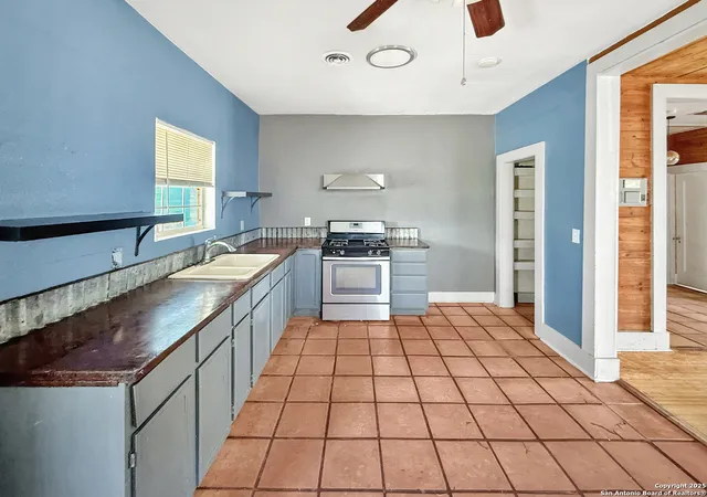 Photo 4 of Sale Pending at 125 Jeffrey, San Antonio, TX 78201 | MLS# 1890193 | Listing updated on 2025-11-05