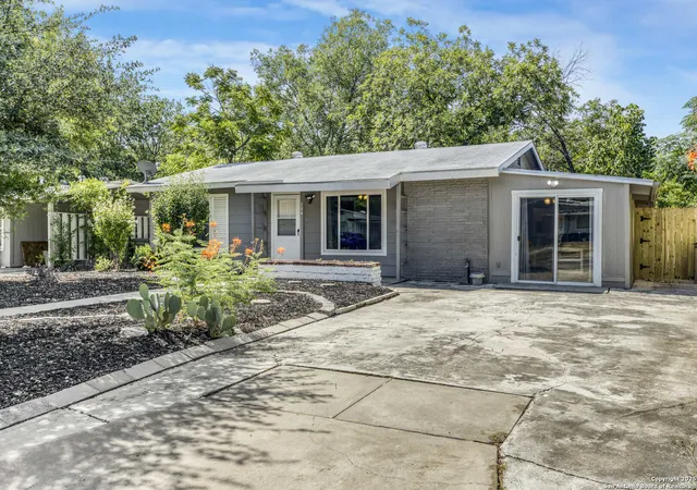 Photo 2 of Sale Pending at 226 Serna, San Antonio, TX 78218 | MLS# 1890372 | Listing updated on 2025-10-15