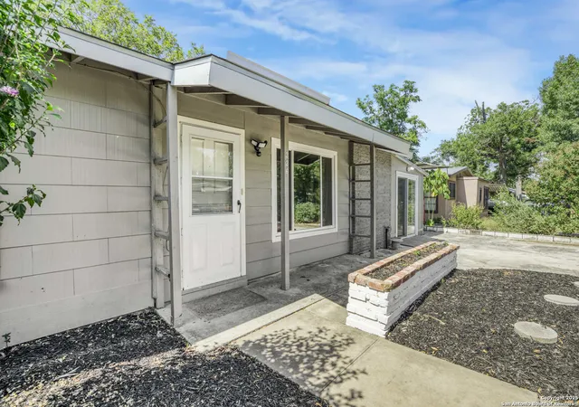Photo 3 of Sale Pending at 226 Serna, San Antonio, TX 78218 | MLS# 1890372 | Listing updated on 2025-10-15