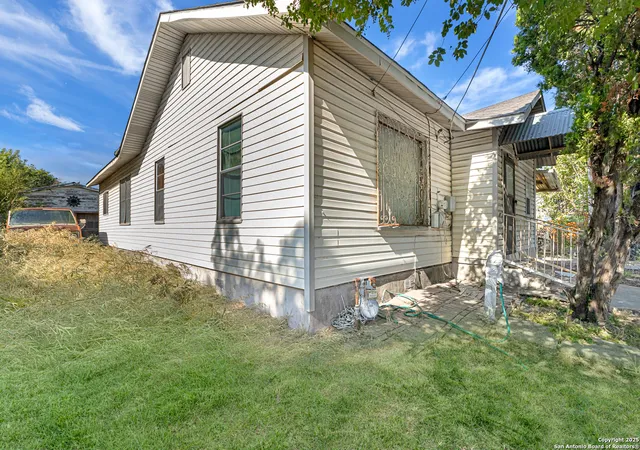 Photo 3 of Sale Pending at 3523 W Martin, San Antonio, TX 78207 | MLS# 1890629 | Listing updated on 2025-09-22
