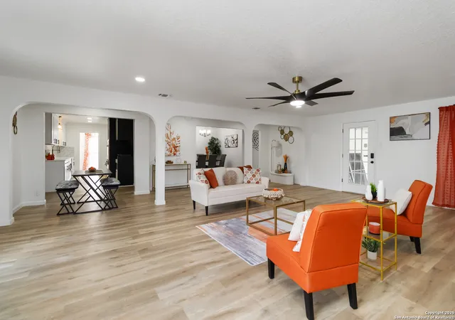 Photo 4 of Sale Pending at 2902 Belvoir Dr, San Antonio, TX 78230 | MLS# 1890893 | Listing updated on 2025-10-21