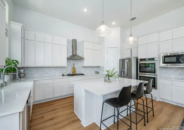 Photo 4 of Single family home for sale at 139 Newcourt Pl, Boerne, TX 78006 | MLS# 1890896 | Listing updated on 2025-10-16
