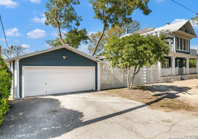 Photo 3 of Single family home for sale at 702 W French Pl, San Antonio, TX 78212 | MLS# 1890943 | Listing updated on 2026-03-31