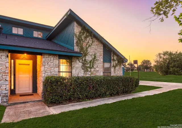 Photo 3 of Single family home for sale at 14029 Heather Glen Ln, Lytle, TX 78052 | MLS# 1890974 | Listing updated on 2025-08-22