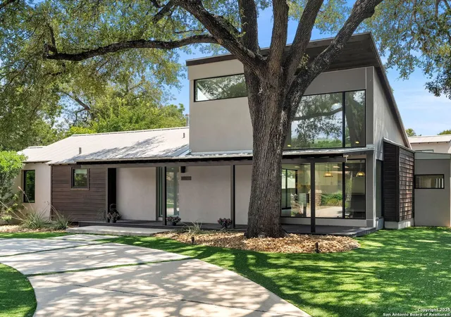 Photo 2 of Single family home for sale at 144 E Oakview Pl, San Antonio, TX 78209 | MLS# 1891154 | Listing updated on 2025-12-19