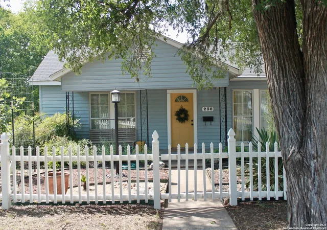 Photo 2 of Sale Pending at 230 Travis, Kerrville, TX 78028 | MLS# 1891179 | Listing updated on 2025-09-08
