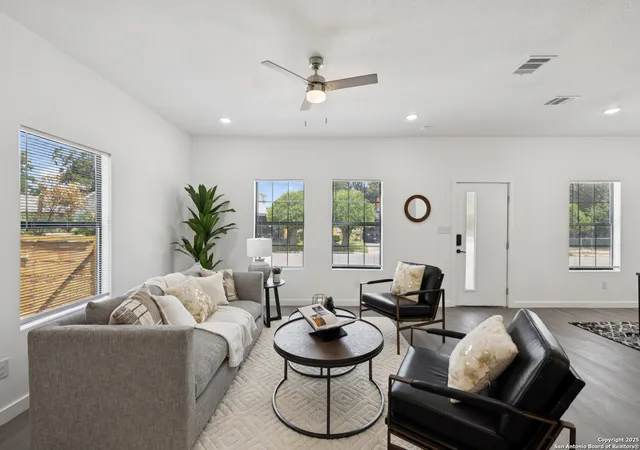 Photo 4 of Single family home for sale at 1118 Hays, San Antonio, TX 78202 | MLS# 1891343 | Listing updated on 2025-11-05