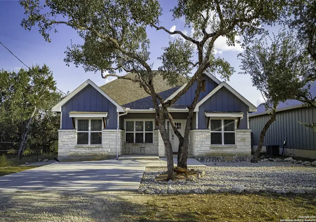 Photo 1 of Single family home for sale at 986 Paradise, Canyon Lake, TX 78133 | MLS# 1891461 | Listing updated on 2026-02-05