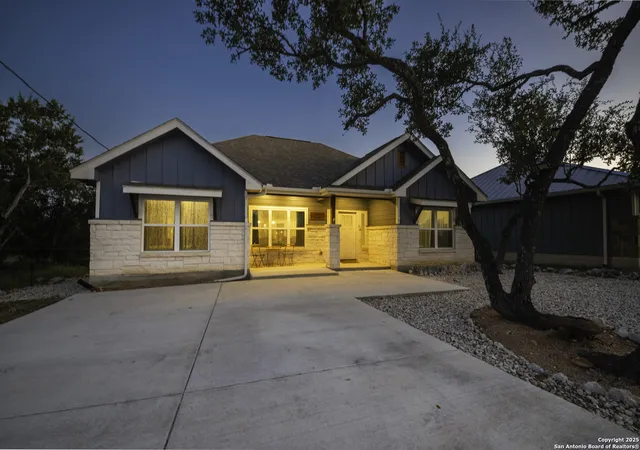 Photo 1 of Single family home for sale at 986 Paradise, Canyon Lake, TX 78133 | MLS# 1891461 | Listing updated on 2026-02-05