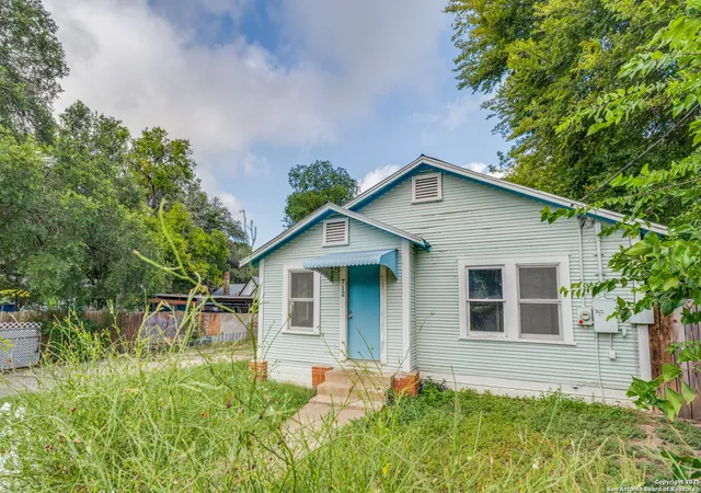 Photo 2 of Single family home for sale at 712 S Austin, Seguin, TX 78155 | MLS# 1891572 | Listing updated on 2026-08-09