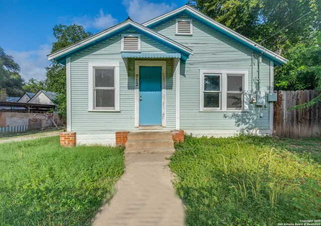 Photo 1 of Single family home for sale at 712 S Austin, Seguin, TX 78155 | MLS# 1891572 | Listing updated on 2026-08-09