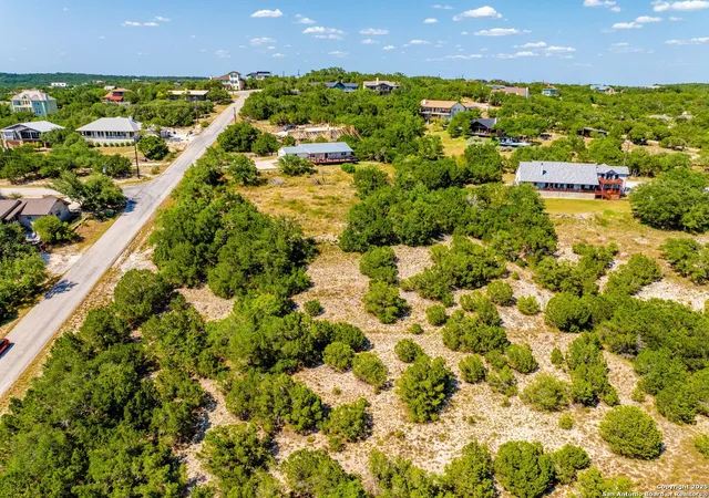 Photo 4 of Sale Pending at 325 La Paloma, Canyon Lake, TX 78133 | MLS# 1891699 | Listing updated on 2025-10-27