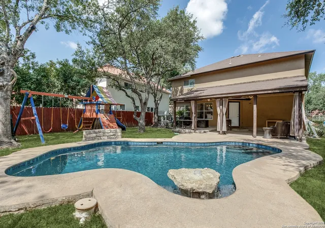 Photo 3 of Sale Pending at 2106 Border Ml, San Antonio, TX 78230 | MLS# 1891959 | Listing updated on 2025-09-02