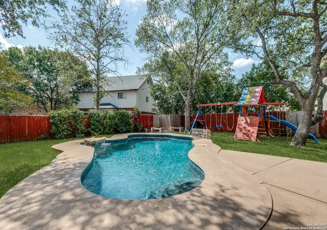 Photo 4 of Sale Pending at 2106 Border Ml, San Antonio, TX 78230 | MLS# 1891959 | Listing updated on 2025-09-02