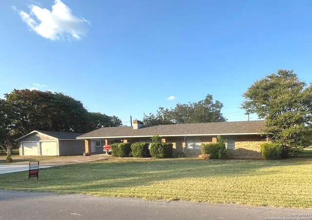 Photo 2 of Sale Pending at 340 Briarwood, San Marcos, TX 78666 | MLS# 1892039 | Listing updated on 2025-10-09