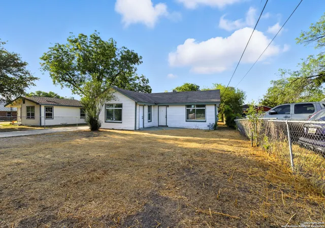 Photo 4 of Sale Pending at 927 W Mally, San Antonio, TX 78221 | MLS# 1892060 | Listing updated on 2025-10-30