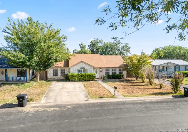 Photo 2 of Sale Pending at 2206 20th St, Hondo, TX 78861 | MLS# 1892070 | Listing updated on 2025-08-26
