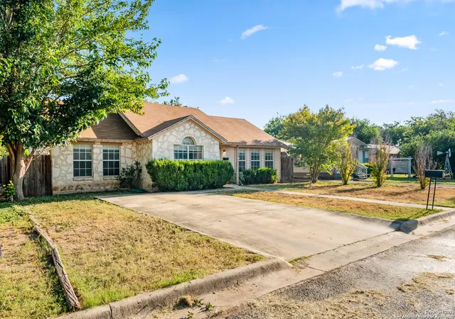 Photo 3 of Sale Pending at 2206 20th St, Hondo, TX 78861 | MLS# 1892070 | Listing updated on 2025-08-26