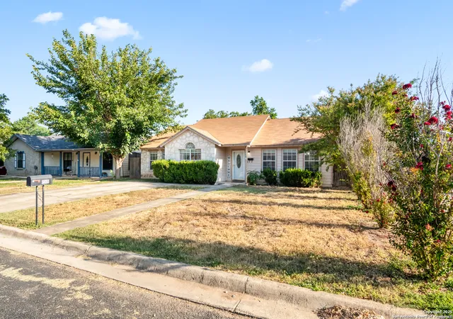 Photo 3 of Sale Pending at 2206 20Th St, Hondo, TX 78861 | MLS# 1892070 | Listing updated on 2025-08-26