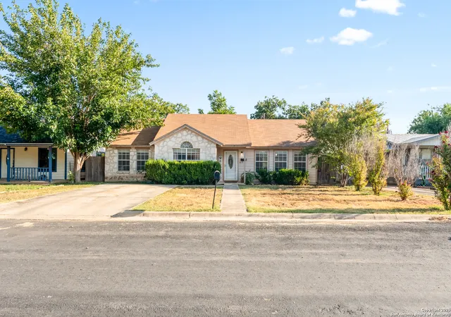 Photo 4 of Sale Pending at 2206 20Th St, Hondo, TX 78861 | MLS# 1892070 | Listing updated on 2025-08-26