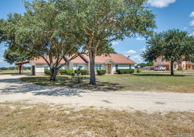 Photo 4 of Single family home for sale at 1411 County Road 320, Floresville, TX 78114 | MLS# 1892160 | Listing updated on 2025-09-10