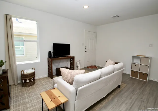 Photo 4 of Single family home for sale at 7260 Pasture, San Antonio, TX 78229 | MLS# 1892232 | Listing updated on 2025-10-22