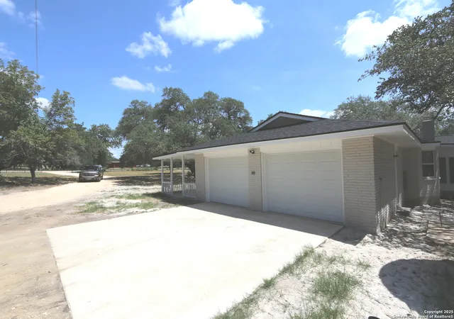 Photo 4 of Single family home for sale at 1116 Hummingbird Lane, Adkins, TX 78101 | MLS# 1892294 | Listing updated on 2025-11-06