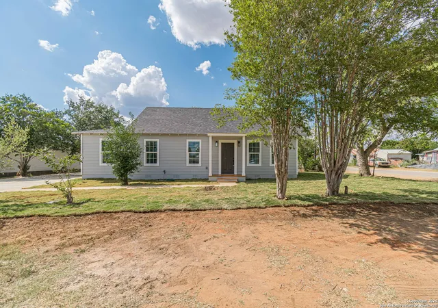 Photo 3 of Single family home for sale at 915 Olive, Jourdanton, TX 78026 | MLS# 1892350 | Listing updated on 2025-10-02