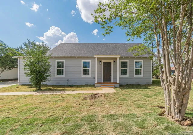 Photo 1 of Single family home for sale at 915 Olive, Jourdanton, TX 78026 | MLS# 1892350 | Listing updated on 2025-10-02