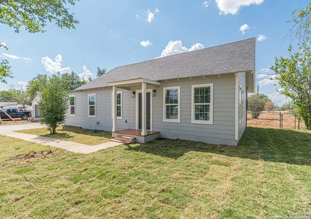 Photo 2 of Single family home for sale at 915 Olive, Jourdanton, TX 78026 | MLS# 1892350 | Listing updated on 2025-10-02