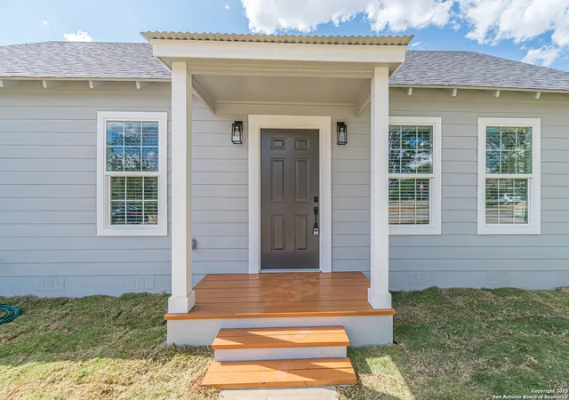 Photo 3 of Single family home for sale at 915 Olive, Jourdanton, TX 78026 | MLS# 1892350 | Listing updated on 2025-10-02
