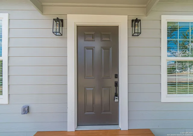 Photo 4 of Single family home for sale at 915 Olive, Jourdanton, TX 78026 | MLS# 1892350 | Listing updated on 2025-10-02