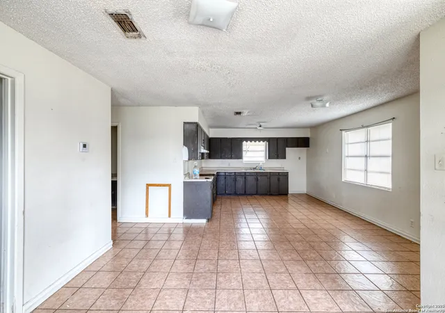 Photo 2 of Single family home for sale at 254 Prairie St, Uvalde, TX 78801 | MLS# 1892410 | Listing updated on 2025-11-03