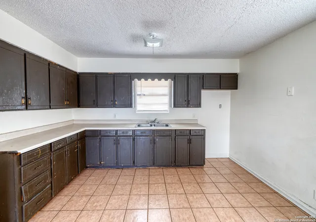 Photo 3 of Single family home for sale at 254 Prairie St, Uvalde, TX 78801 | MLS# 1892410 | Listing updated on 2025-11-03