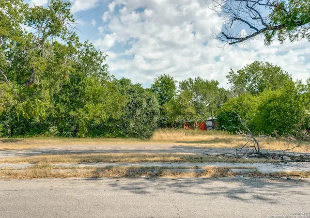 Photo 3 of Sale Pending at 911 Gladstone, San Antonio, TX 78225 | MLS# 1892908 | Listing updated on 2026-05-05