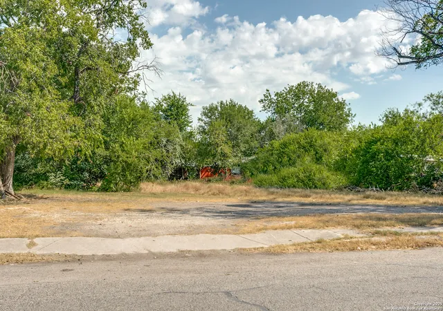 Photo 3 of Sale Pending at 911 Gladstone, San Antonio, TX 78225 | MLS# 1892908 | Listing updated on 2026-05-05