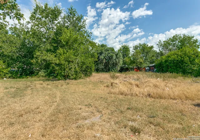 Photo 4 of Sale Pending at 911 Gladstone, San Antonio, TX 78225 | MLS# 1892908 | Listing updated on 2026-05-05