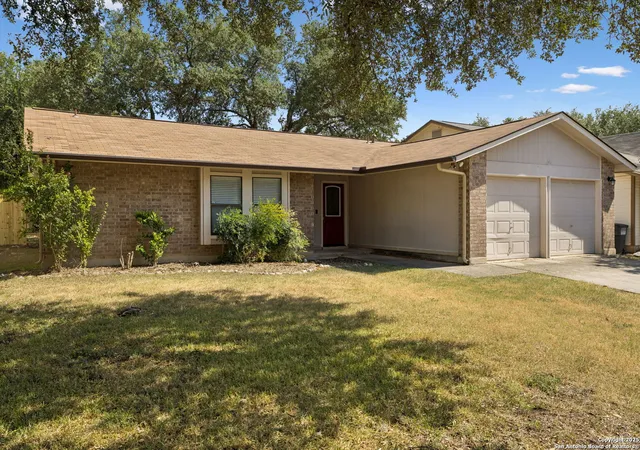 Photo 2 of Sale Pending at 10330 Country Blf, San Antonio, TX 78240 | MLS# 1892914 | Listing updated on 2025-11-19