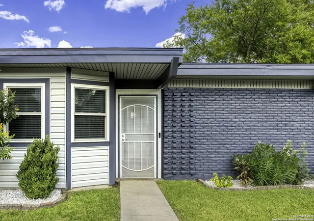 Photo 3 of Sale Pending at 323 Cherrywood, San Antonio, TX 78233 | MLS# 1893000 | Listing updated on 2026-02-18