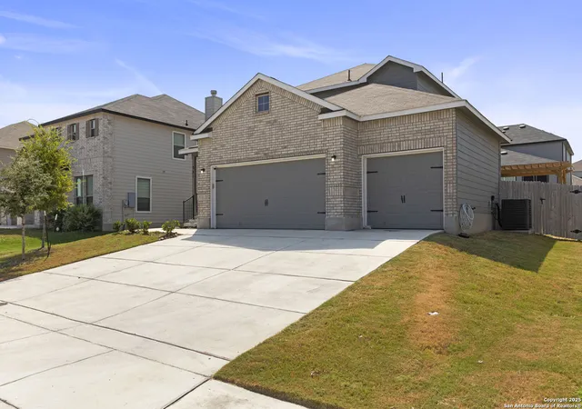 Photo 4 of Sale Pending at 331 Saddle Dawn, Cibolo, TX 78108 | MLS# 1893120 | Listing updated on 2026-01-08