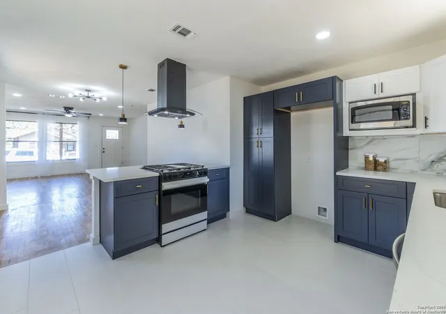 Photo 4 of Sale Pending at 1702 Santa Barbara, San Antonio, TX 78201 | MLS# 1893254 | Listing updated on 2025-09-28