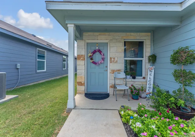 Photo 3 of Single family home for sale at 11823 Fading Way, Von Ormy, TX 78073 | MLS# 1893260 | Listing updated on 2025-08-27