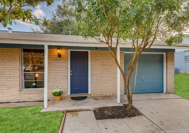 Photo 2 of Single family home for sale at 918 Cerro Alto, San Antonio, TX 78213 | MLS# 1893494 | Listing updated on 2025-10-01