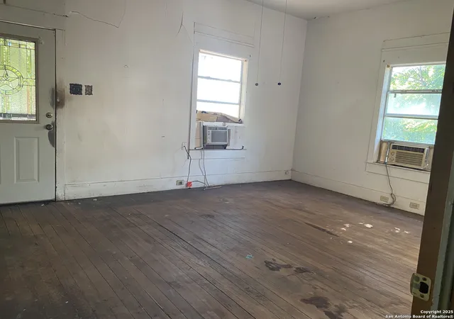 Photo 3 of Sale Pending at 559 W Highland Blvd, San Antonio, TX 78210 | MLS# 1893578 | Listing updated on 2026-04-06