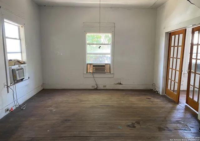 Photo 3 of Sale Pending at 559 W Highland Blvd, San Antonio, TX 78210 | MLS# 1893578 | Listing updated on 2026-04-06