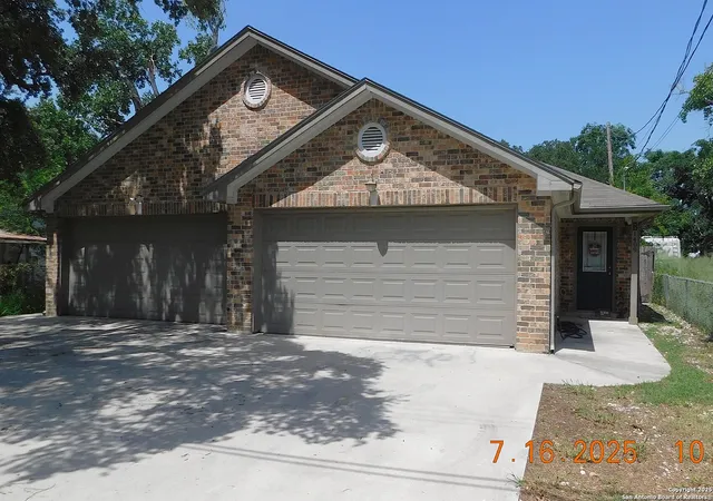 Photo 3 of Multi family home for sale at 1409 W Martin, Pleasanton, TX 78064 | MLS# 1893715 | Listing updated on 2026-09-14