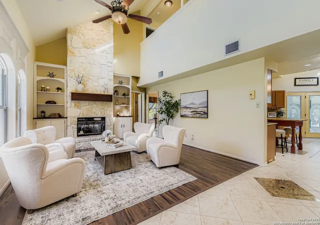 Photo 4 of Sale Pending at 6606 Laurel Hl, San Antonio, TX 78229 | MLS# 1893744 | Listing updated on 2025-12-12