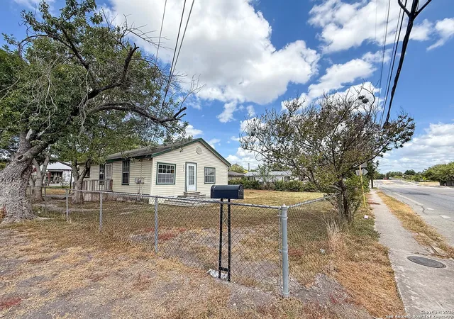 Photo 2 of Sale Pending at 605 Sw 19th Street, San Antonio, TX 78207 | MLS# 1893831 | Listing updated on 2025-10-06