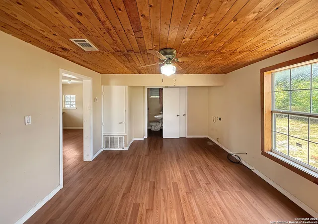 Photo 4 of Sale Pending at 605 SW 19th Street, San Antonio, TX 78207 | MLS# 1893831 | Listing updated on 2025-10-06