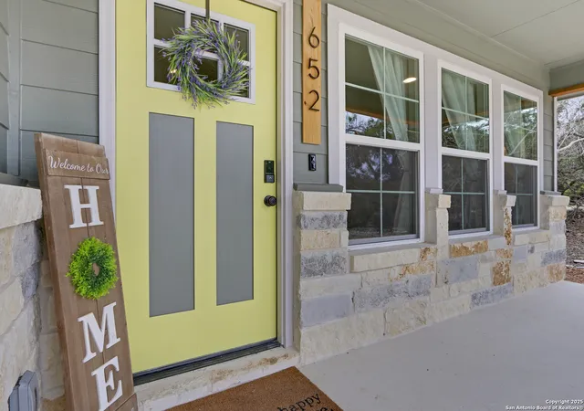 Photo 2 of Single family home for sale at 652 Canyon, Canyon Lake, TX 78133 | MLS# 1893917 | Listing updated on 2025-12-09